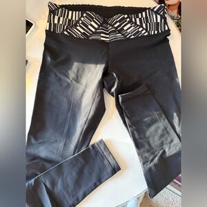 Low Rise LuluLemon Black Leggings with Geometric Waistband